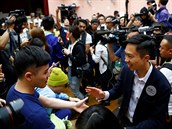 Místní volby v Hongkongu ovládly prodemokratické síly. Kandidát Kelvin Lam...