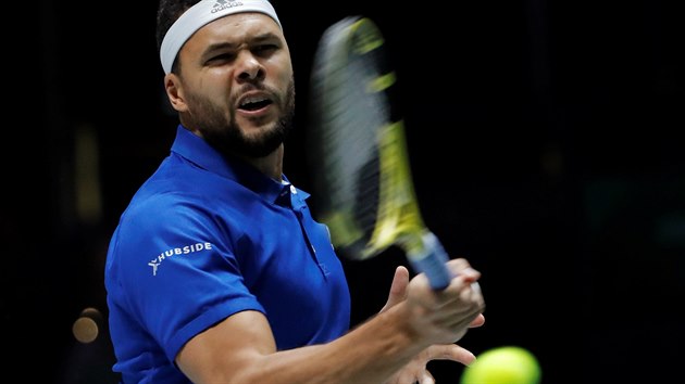 Jo-Wilfried Tsonga z Francie si takté uil noní zápas.