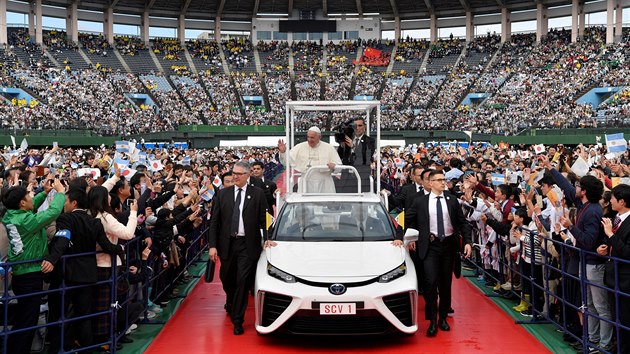 Pape Frantiek slouil mi na stadionu v japonském mst Nagasaki.