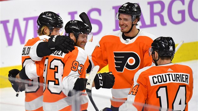 Philadelphia Flyers oslavují Vorákv gól v utkání s Vancouver Canucks.