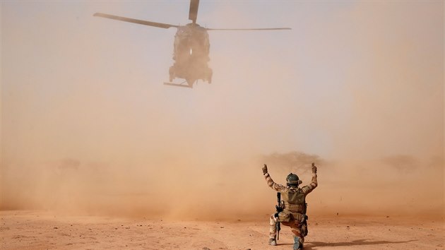 Vojenská helikoptéra NH90 Caiman pistáva u základny bhem operace Barkhane v...