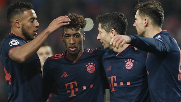 Robert Lewandowski slaví v obklopení spoluhrá�� �tvrtou branku.