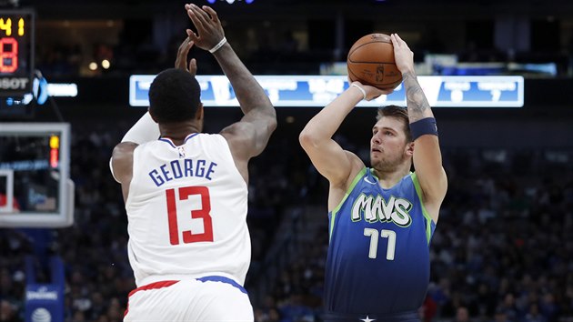 Paul George blokuje stelecký pokus Luky Donie.