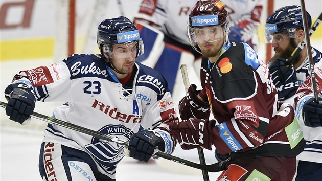 Ji�í Smejkal ze Sparty a Ond�ej Roman z Vítkovic svád�jí souboj.