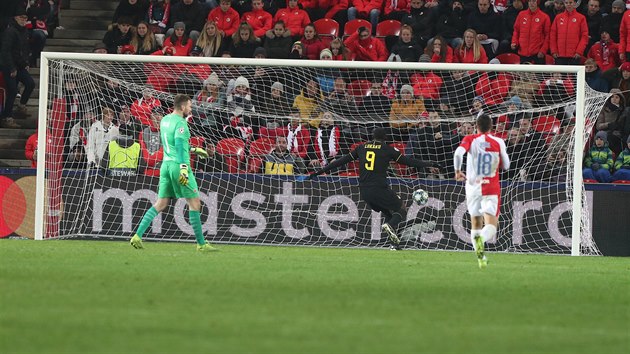 Lukaku ukl�z� m�� do odkryt� br�ny.