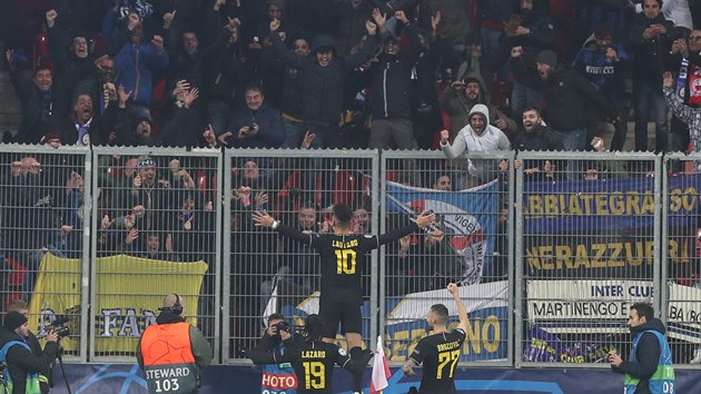 Mart�nez slav� svou druhou branku s fanou�ky Interu.