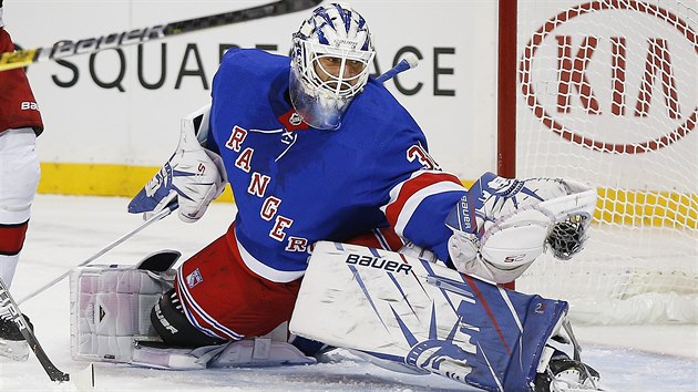 Henrik Lundqvist pi zákroku bhem zápasu s Carolinou