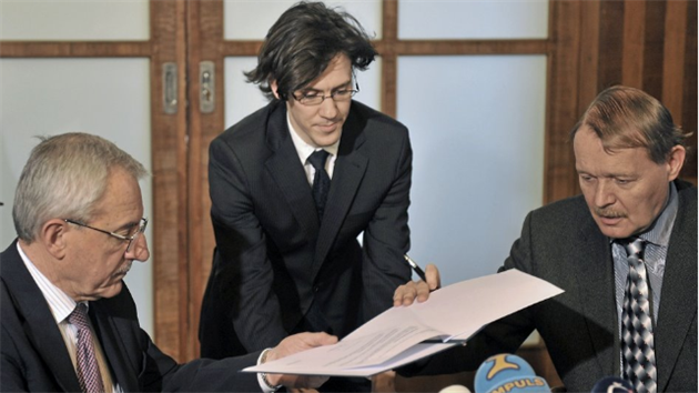 Jan R��i�ka (na snímku uprost�ed) byl pravou rukou ministra zdravotnictví Leo�e...