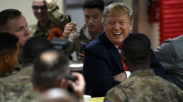 Donald Trump na návtv voják v Afghánistánu.