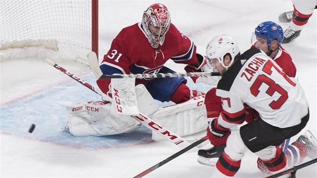 Úto�ník Pavel Zacha (vpravo) p�isp�l k výh�e New Jersey 6:4 na led� Montrealu.