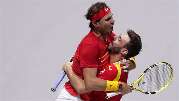 Rafael Nadal (vlevo) se s Marcelem Granollersem radují z postupu do semifinále...