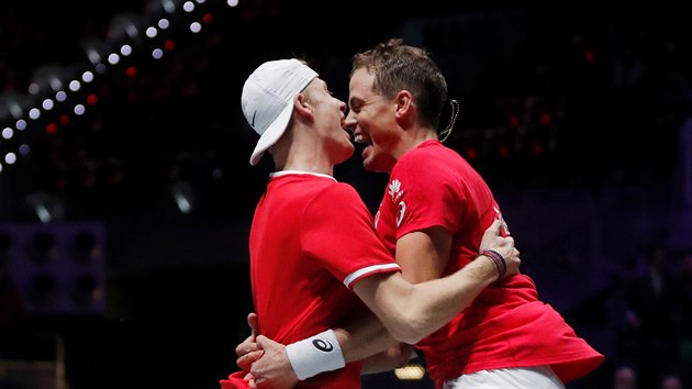 Denis Shapovalov (vlevo) a Vasek Pospisil se radují z historického postupu do...