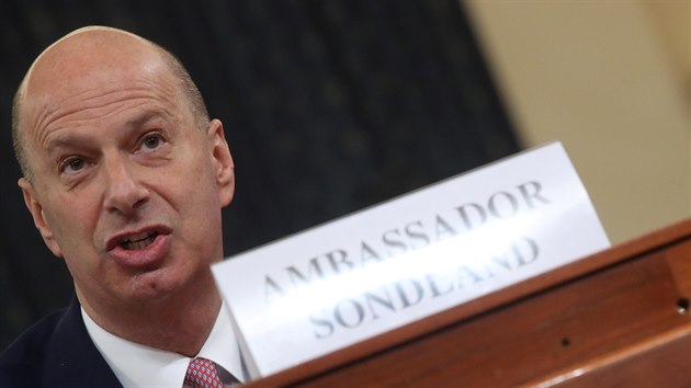 Ambasador Gordon Sondland svdil ped kongresovým výborem.
