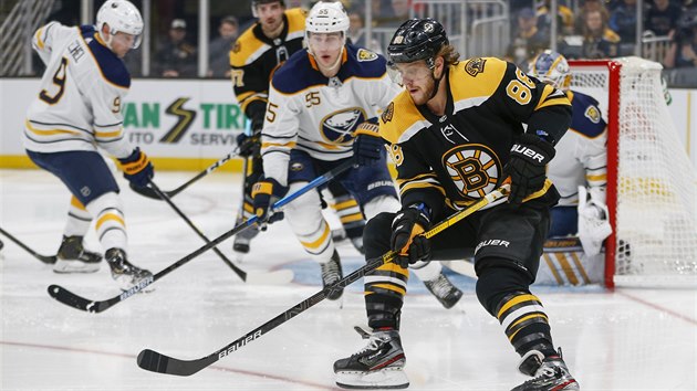 David Pastrák si kryje puk v zápase s Buffalem Sabres.