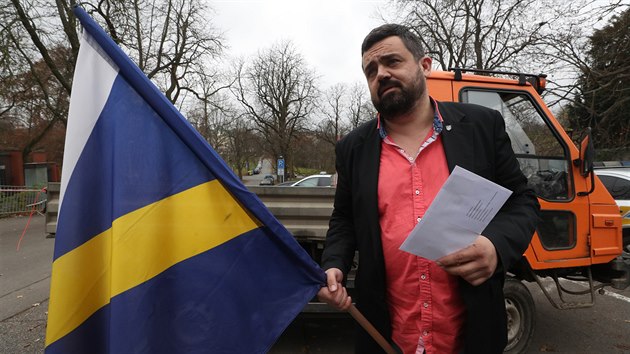 Pavel Novotný ped ruskou ambasádou.