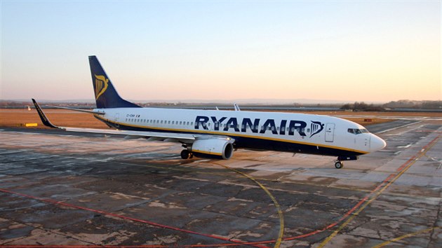 Letoun aerolinek Ryanair na letiti v Brn