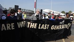‚Jsme poslední generace?‘ Rebelie proti vyhynutí protestuje u letiště Heathrow, policie od pondělí zadržela 500 lidí