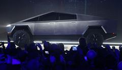 VIDEO: Tesla představila pickup, který vypadá jako ze sci-fi filmů. Při prezentaci mu praskla skla