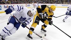 Úto�ník Pittsburgh Penguins Dominik Simon (vpravo).