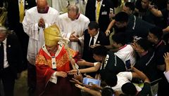 Pape� Francis odchází po m�i v katedrále Nanebevzetí Panny Marie v Bangkoku.