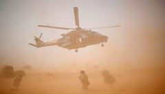 Vojenská helikoptéra NH90 Caiman přistáva u základny během operace Barkhane v...