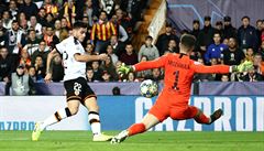 Maxi Goméz neusp�l, vychytal jej Kepa.