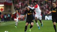 Peter Olayinka si na tréninku zlomil lýtkovou kost.