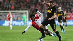 Peter Olayinka si na tréninku zlomil lýtkovou kost.