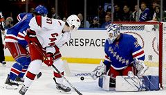 Henrik Lundqvist v brán� New Yorku Rangers b�hem zápasu s Carolinou