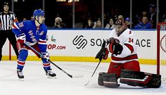 Petr Mrázek �elí ataku hrá�� San Jose.