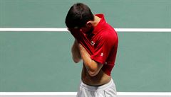 Novak Djokovi� schovává hlavu do dlaní po vy�azení Srb� z Davis Cupu.