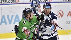 Zleva Adam Zbo�il z Mladé Boleslavi, branká� Daniel Dolej� a David Kvasni�ka z...