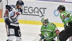 Zleva �imon Stránský z Vítkovic, branká� Ga�per Kro�elj a Pavol Skalický z...