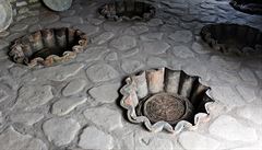 Kvevri zakopané v zemi.