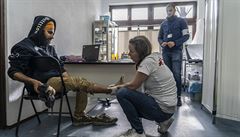 Kdyby si migranti měli vybrat mezi botami a mobilem, vyberou si telefon, říká zástupce Lékařů bez hranic v Bosně