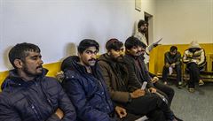 Lidé peván z Afghánistánu a Pákistánu ekají ve zdravotnickém zaízení...