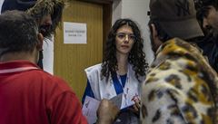 Ve spolupráci s bosenskými úady poskytují Lékai bez hranic lidem z tábora...