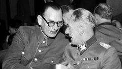 Velitel Ruské osvobozenecké armády (ROA) Andrej Andrejevi� Vlasov (vlevo) a...