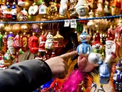 Kupující si vybírá vánoní ozdoby na Staromstském námstí v Praze, kde se ve...