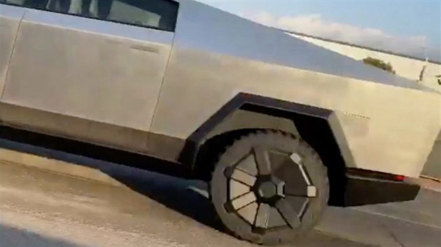 Tesla Cybertruck v provozu.