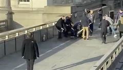 Skupina na most London Bridge.
