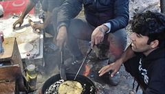 Obyvatelé Vujaku si na ohni pipravují jídlo