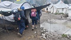 V táboe nepanují nejlepí podmínky, vude je morko a spoustu bahna, do stan...