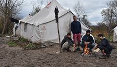 Migranti v Bosně říkají útěku do Evropy ‚hra‘. Kdo se nechá chytit na hranicích, může přijít o mobil i oblečení