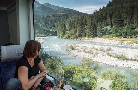 Glacier Express s panoramatickmi okny ve vcarskm kantonu Graubnden je...
