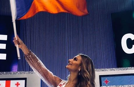 Kateina Kasanov na Miss World s eskou vlajkou.