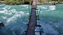 Most pře řeku v Pamíru,po kterém místní běžně chodí a nebojí se.