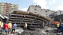 Lidé sledují vyprošťovací práce po pádu domu v Nairobi.