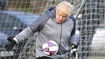 Britsk ministr Boris Johnson si vlezl do fotbalov brny v rmci pedvolebn...