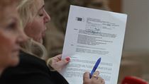 Ministryně pro místní rozvoj Klára Dostálová s průvodním dopisem Evropské komise